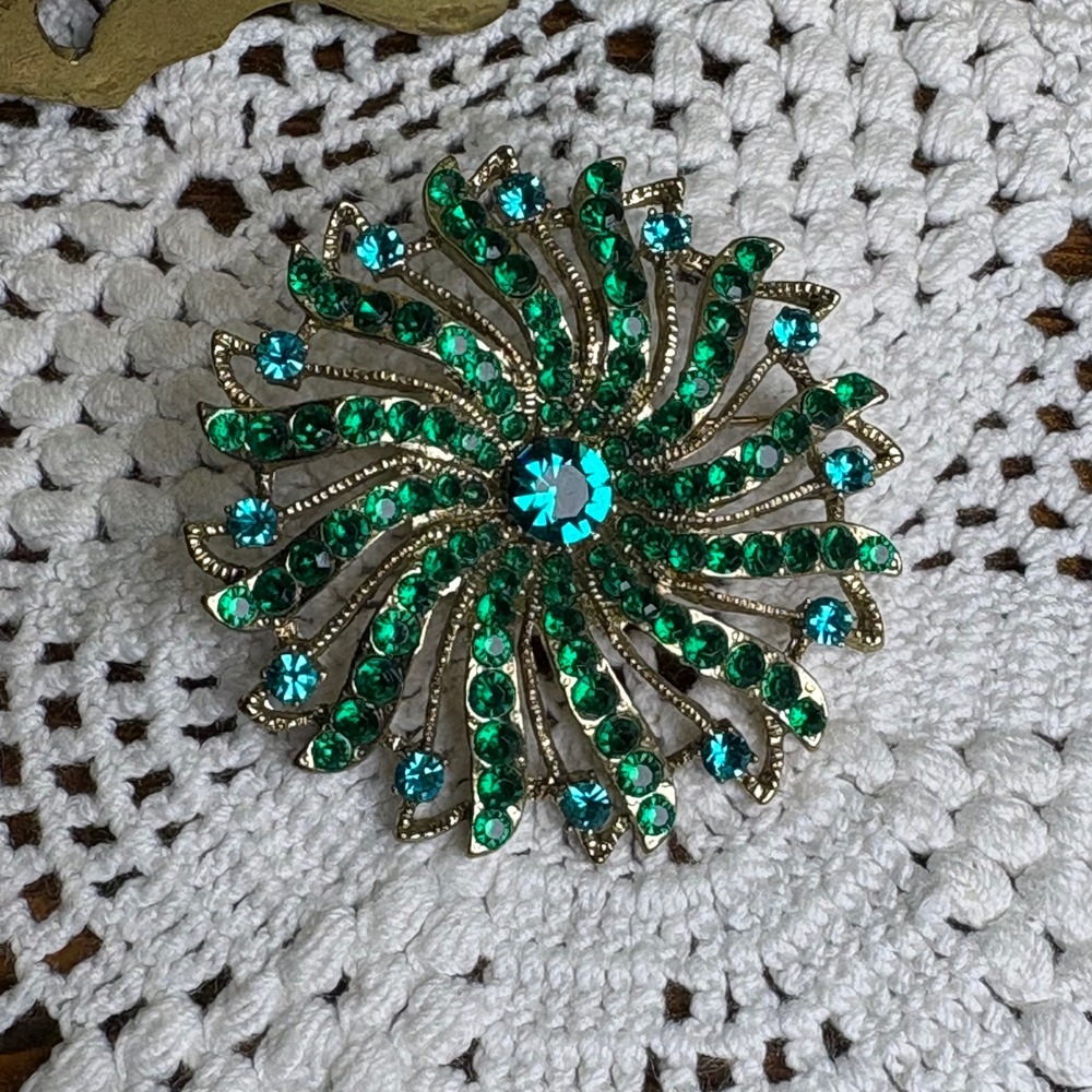 Vintage Unbranded Green Blue Brooch Pin Starburst Rhinestone Gold Tone